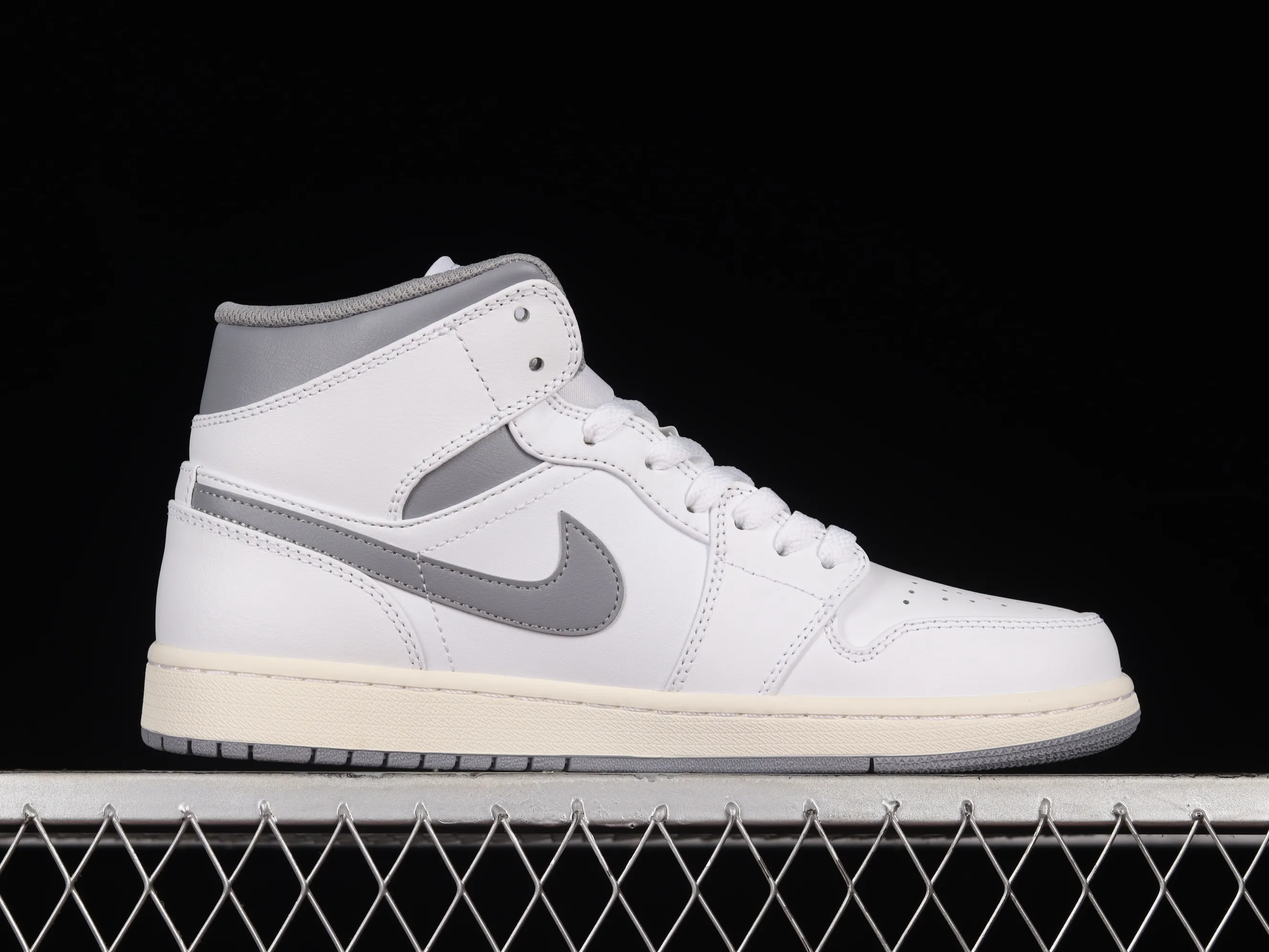 All categories Air Jordan Jordan series basketball shoes Air Jordan 1 Mid G version pure original Air Jordan 1 Mid "Vintage Grey" AJ1 Joe 1 white gray mid-top basketball shoes 554724-135